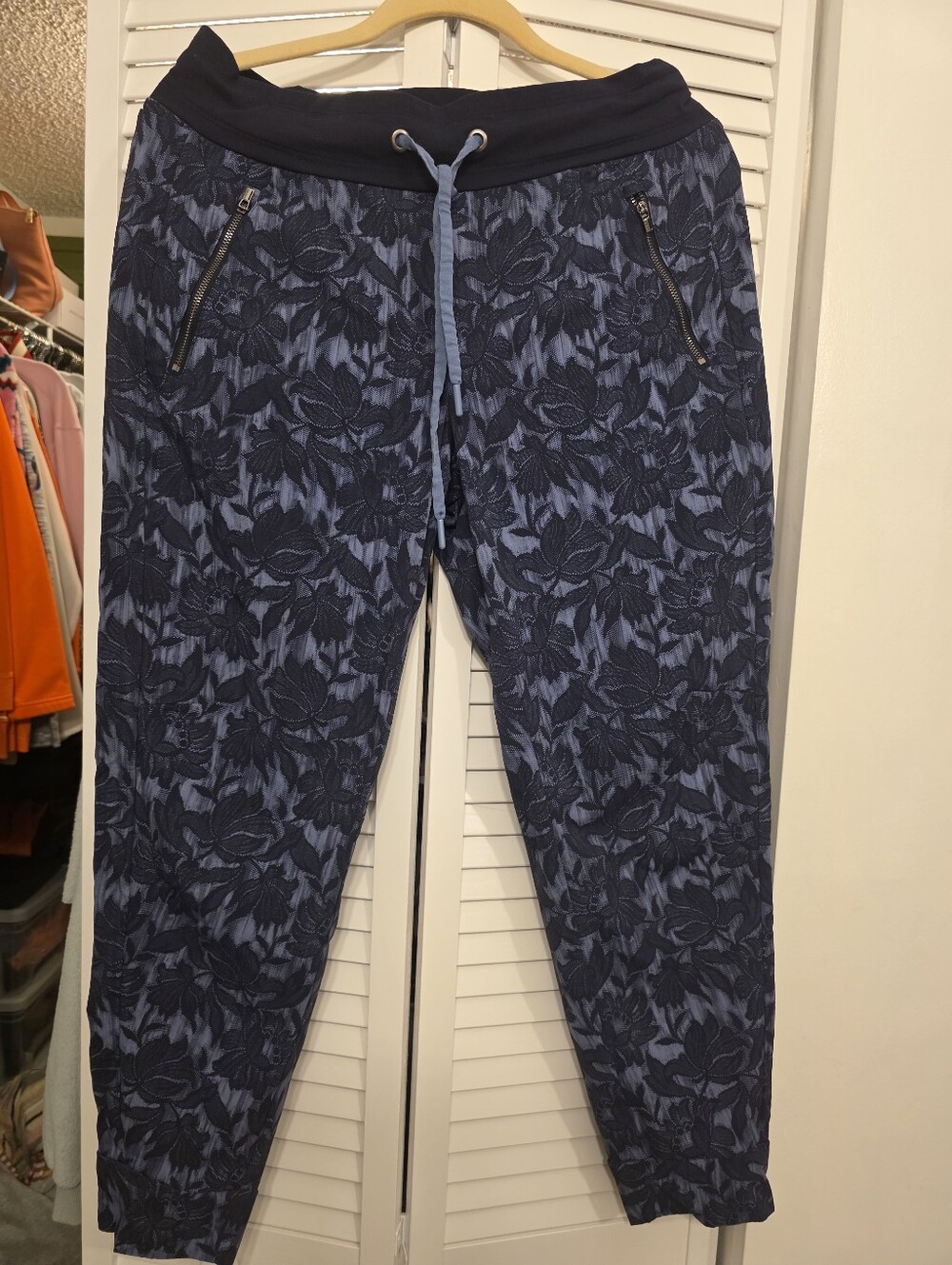 Athleta Trekkie North Printed Joggers Ethereal Bloom Blue Floral - Size 10
